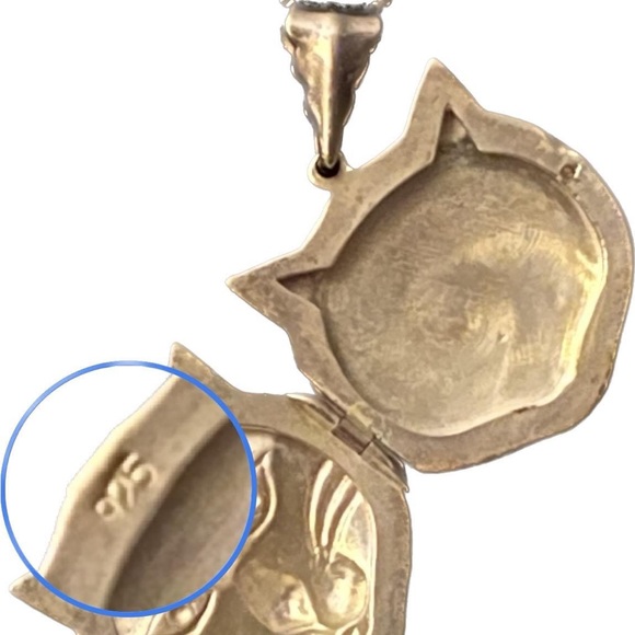 Sterling Silver Vintage Repousse Cat Face Locket - Picture 3 of 3